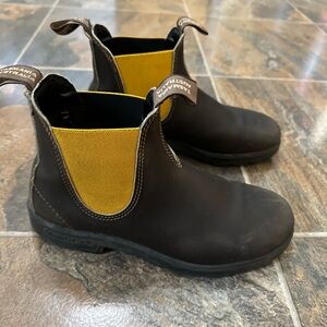 Blundstone boots dark brown with mustard elastic